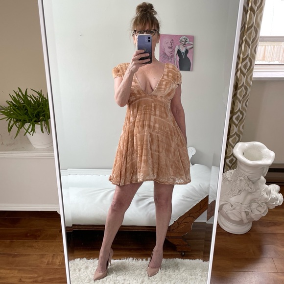 Kimchi Blue Dresses & Skirts - KIMCHI BLUE NWT PEACH EMBOSSED CRUSHED VELVET CAP SLEEVE DRESS PLUNGING NECKLINE